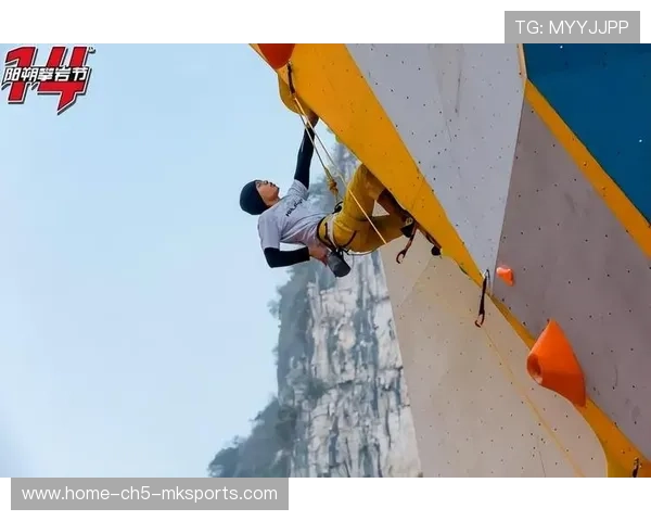 攀岩大叔比赛穿西装成全场焦点